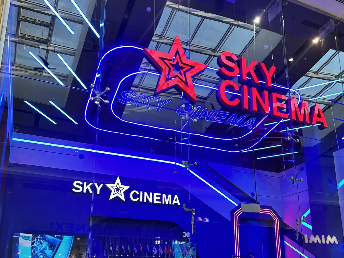 Вход в купол в торговом центре, вывеска Sky Cinema со звездой